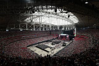 Uma casa lotada no State Farm Stadium antes do monumento para Charlie Kark